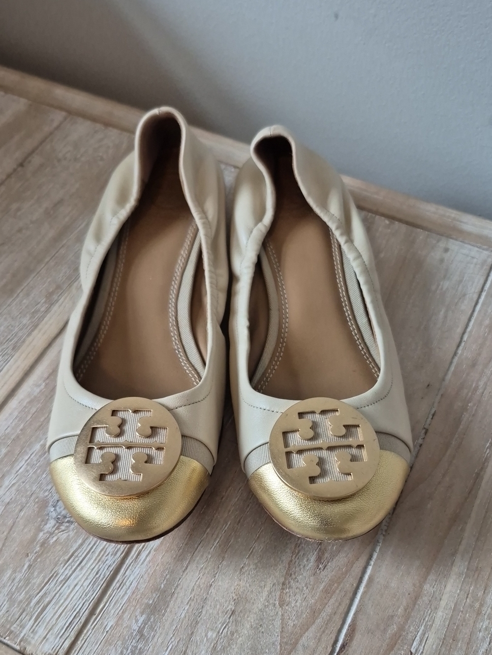 TORY BURCH Minnie Cap Toe Flats Gold Dulce de Leche Logo Buckle Shoes 6.5 Womens